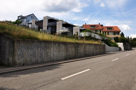 Strasse mit Wohnhäusern am Hang an der Alten Landstrasse 50 in Oberrieden