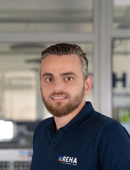 Shpejtim Demaj, Bauleitender Sanitärinstallateur